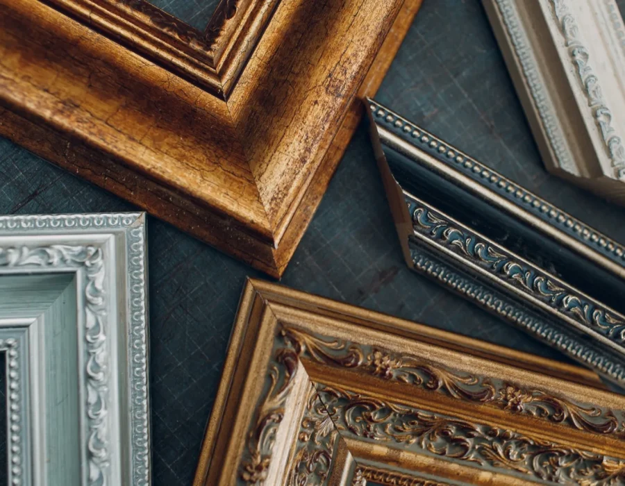 Restauration et finitions à l'atelier Nasirian Gallery & Framing