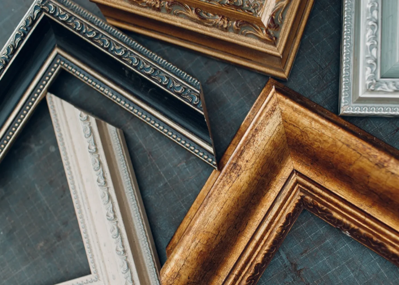 Artisan travaillant une baguette d'encadrement dans l'atelier Nasirian Gallery & Framing