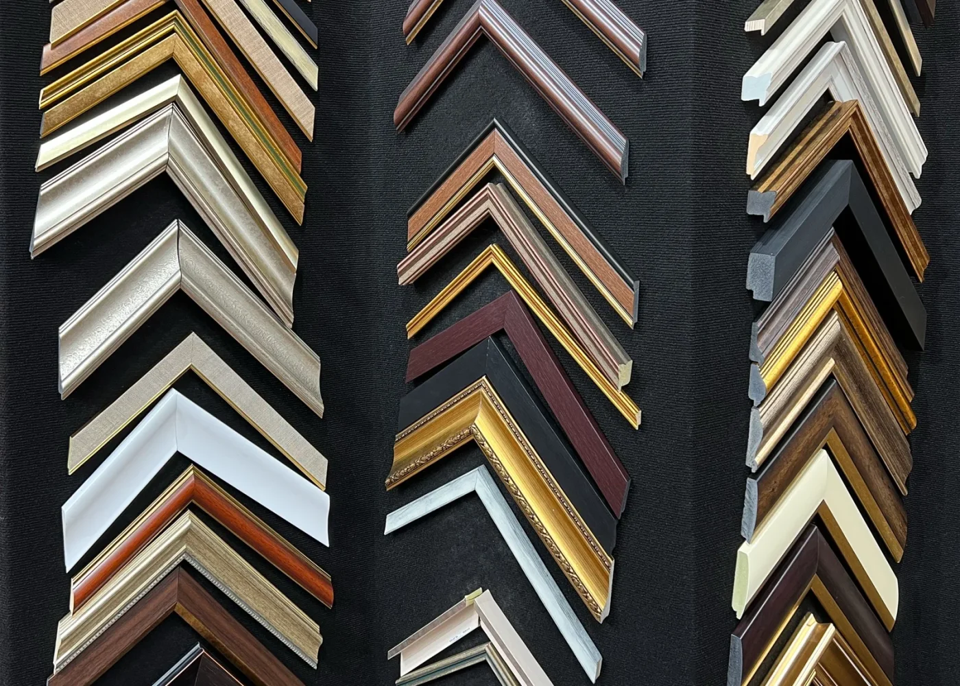 Échantillons de cadres décoratifs exposés chez Nasirian Gallery & Framing