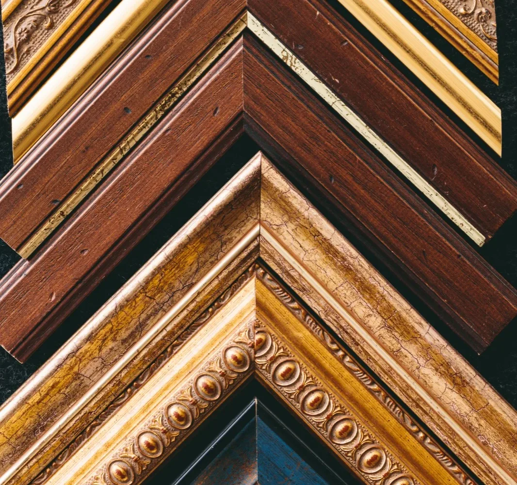 Mur de cadres en bois dans la boutique Nasirian Gallery & Framing