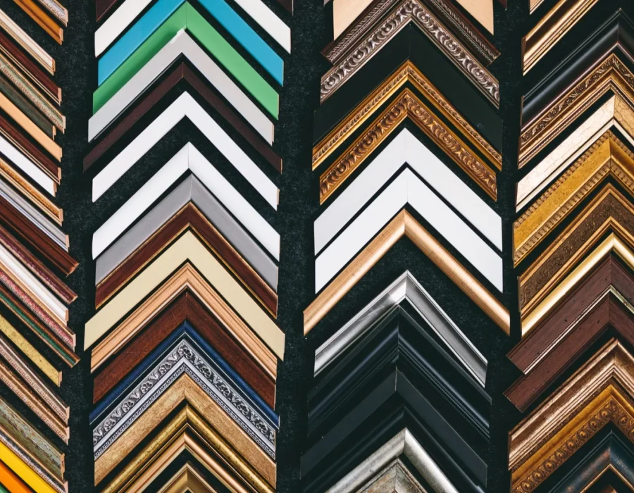 Mur de cadres en bois dans l'atelier Nasirian Gallery & Framing